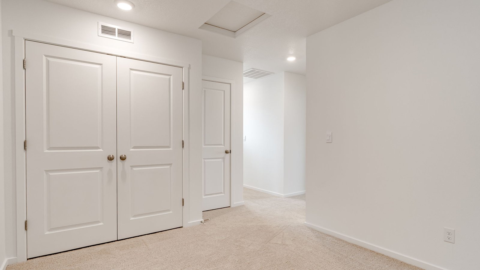 Loft area wall-to-wall carpet