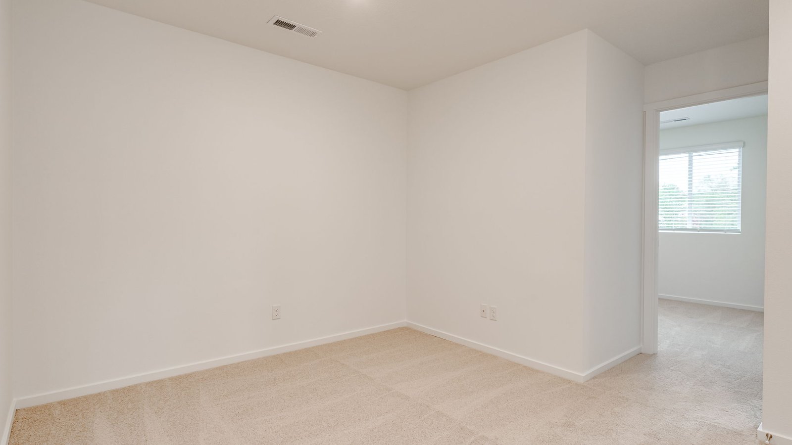 Loft area wall-to-wall carpet