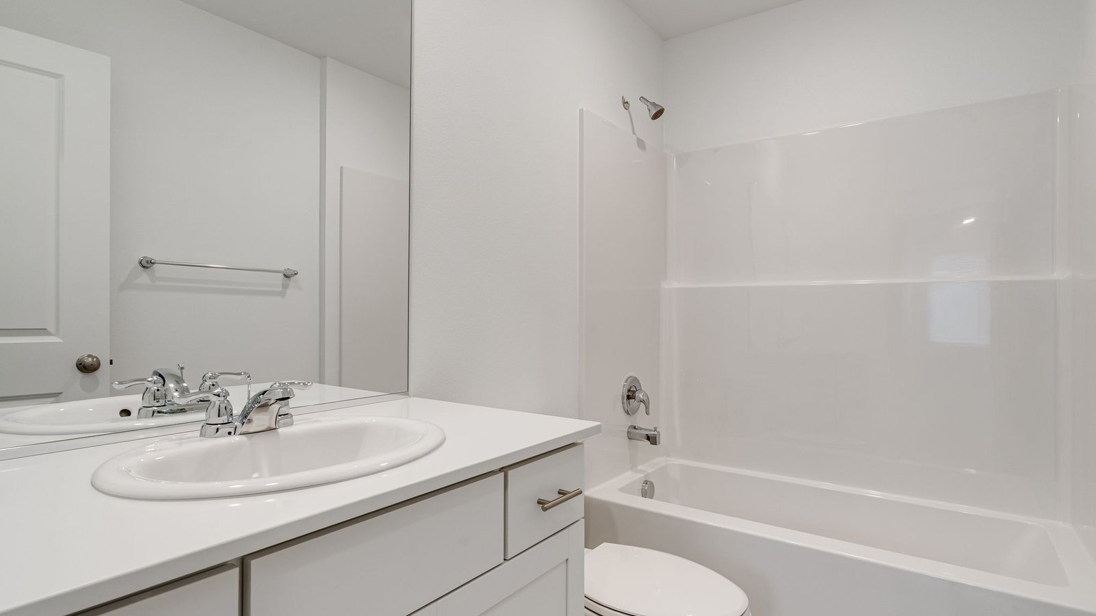 Hall bathroom with combination tub/shower and quartz counters