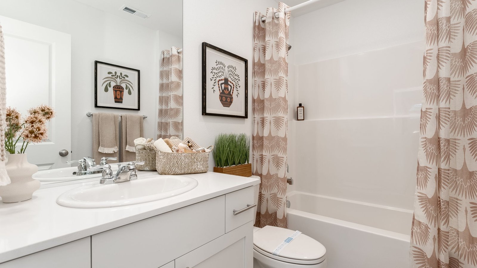 Hall bathroom with combination tub/shower and quartz counters