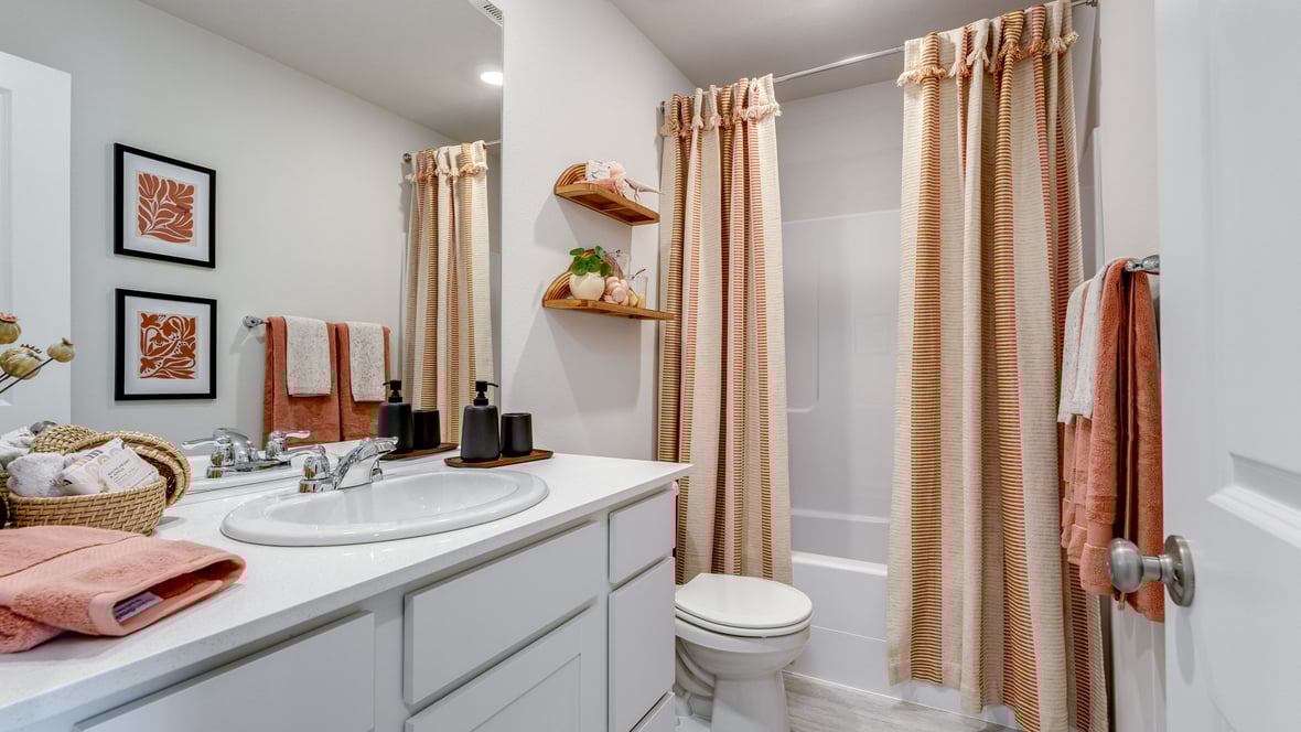 Hall bathroom with combination tub/shower and quartz counters
