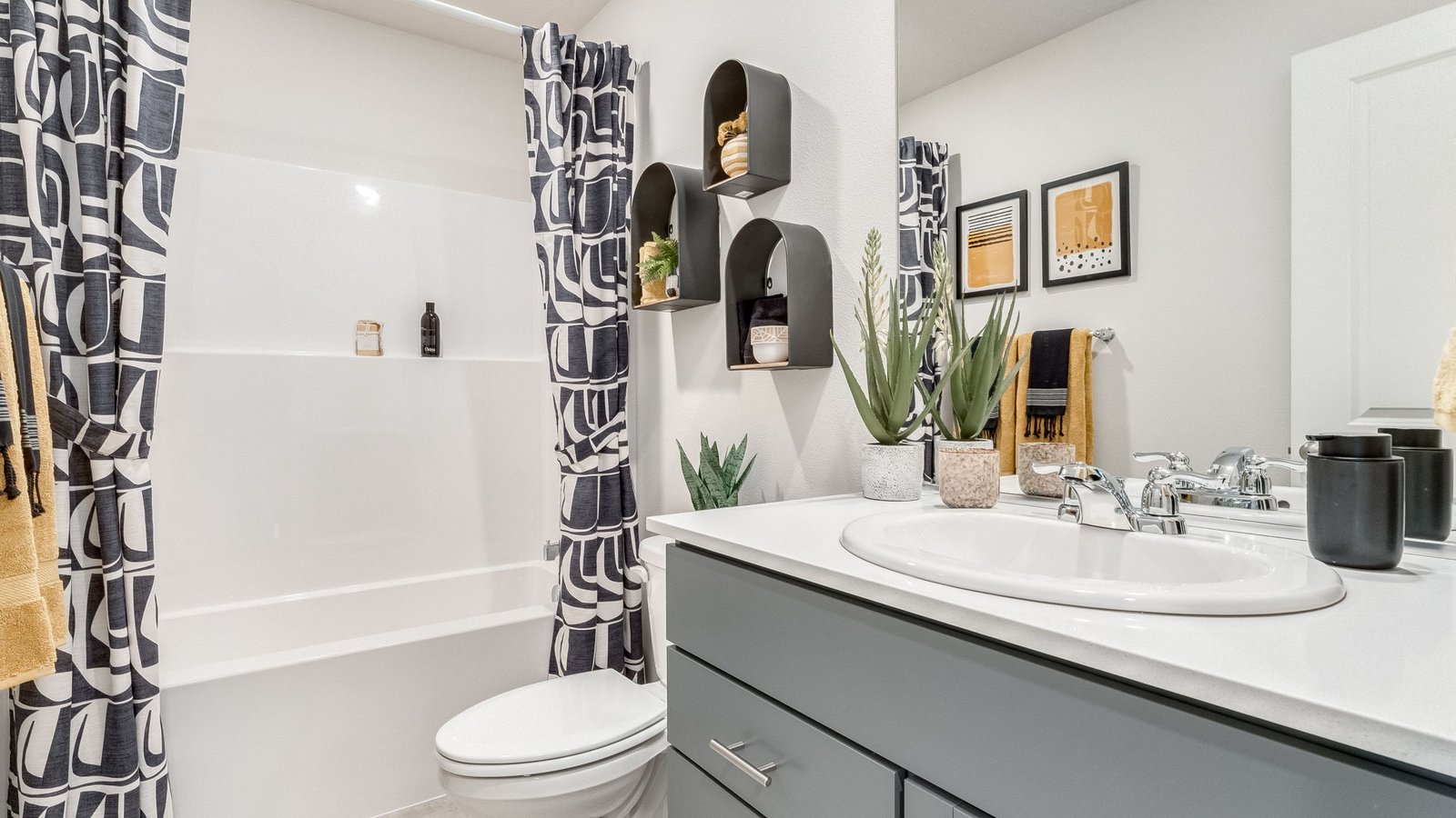 Hall bathroom with combination tub/shower and quartz counters