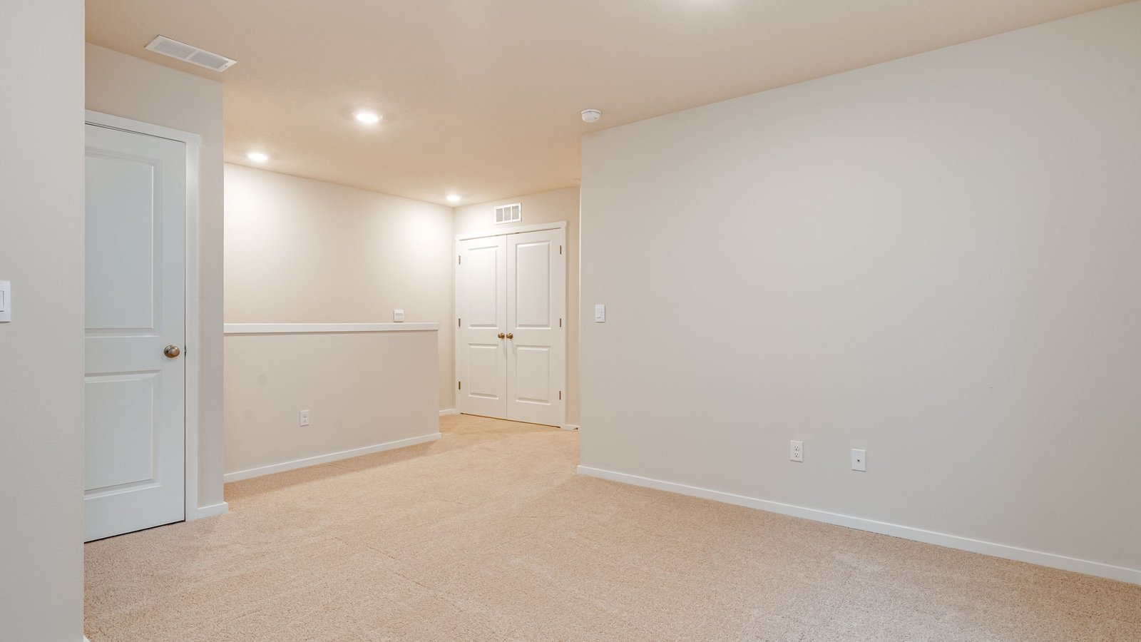 Loft area wall-to-wall carpet