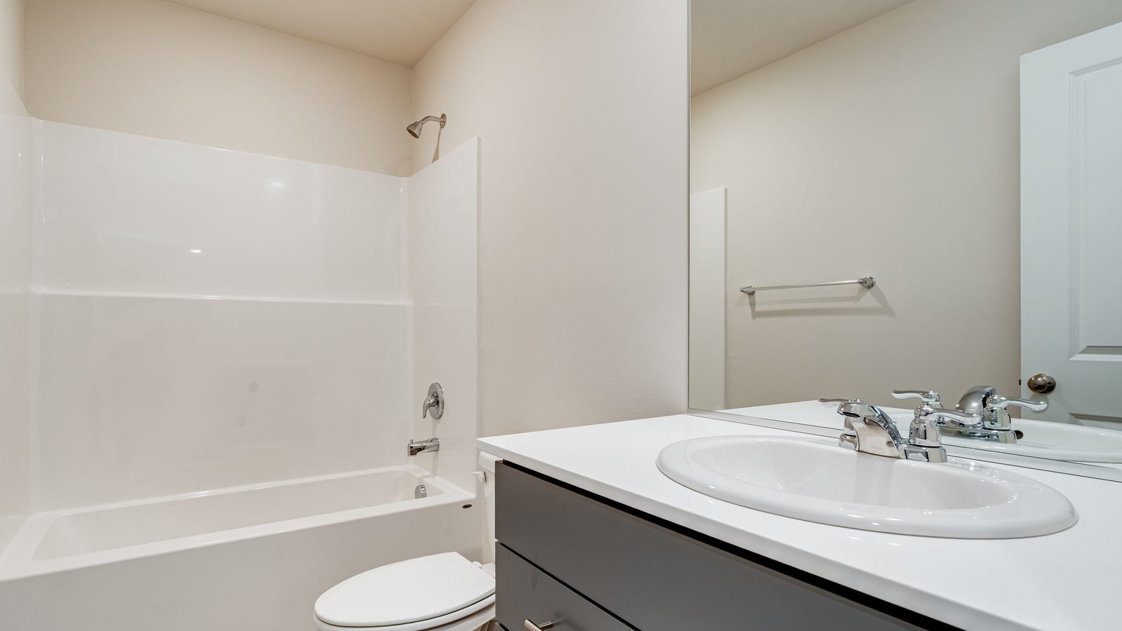 Hall bathroom with combination tub/shower and quartz counters