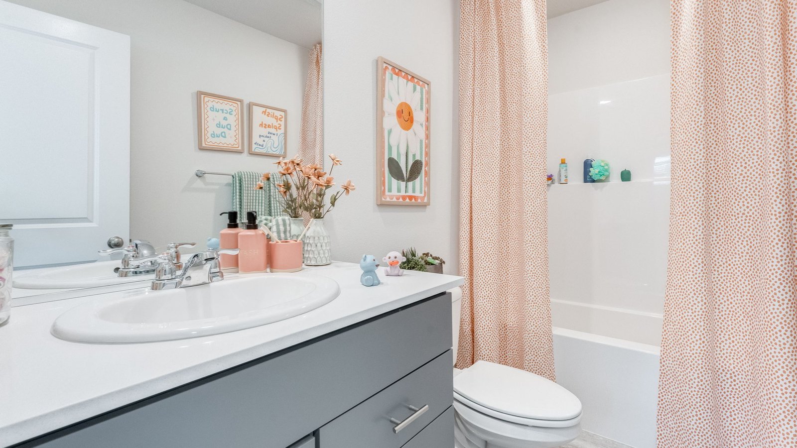 Hall bathroom with combination tub/shower and quartz counters
