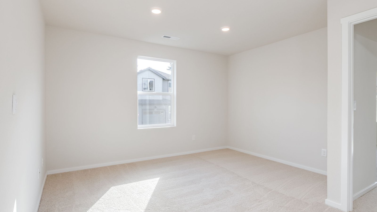 Loft area wall-to-wall carpet