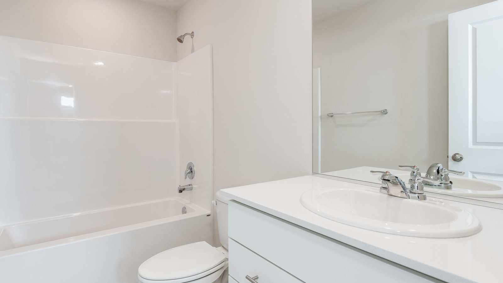 Hall bathroom with combination tub/shower and quartz counters