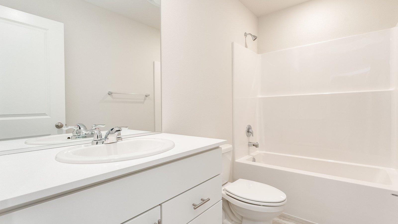 Hall bathroom with combination tub/shower and quartz counters
