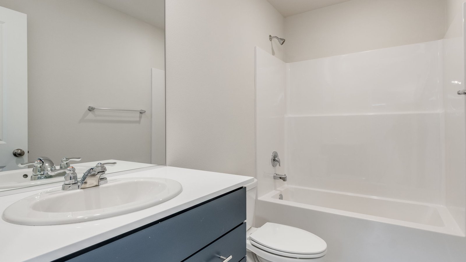 Hall bathroom with combination tub/shower and quartz counters