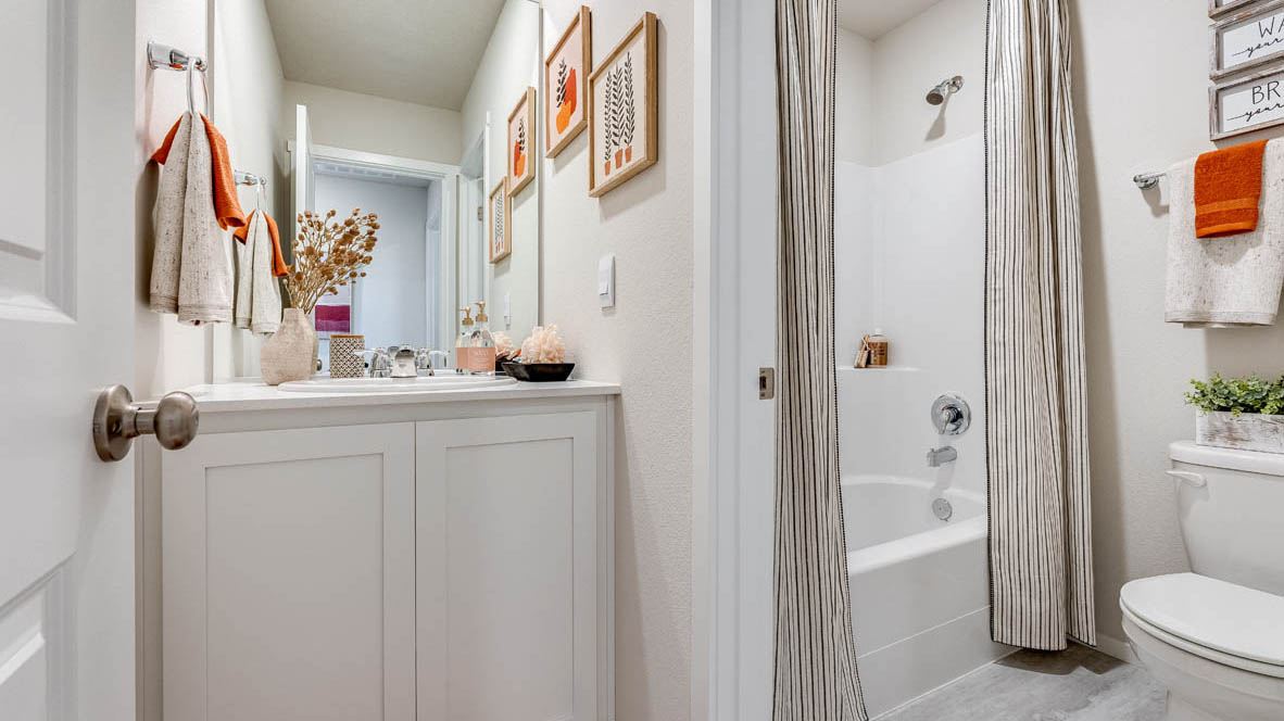 Hall bathroom with combination tub/shower and quartz counters