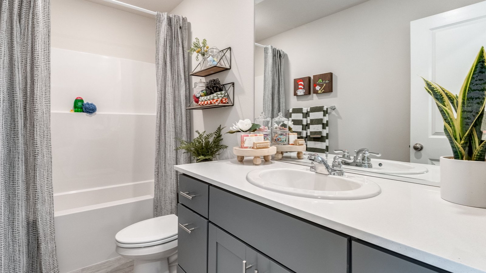 Hall bathroom with combination tub/shower and quartz counters