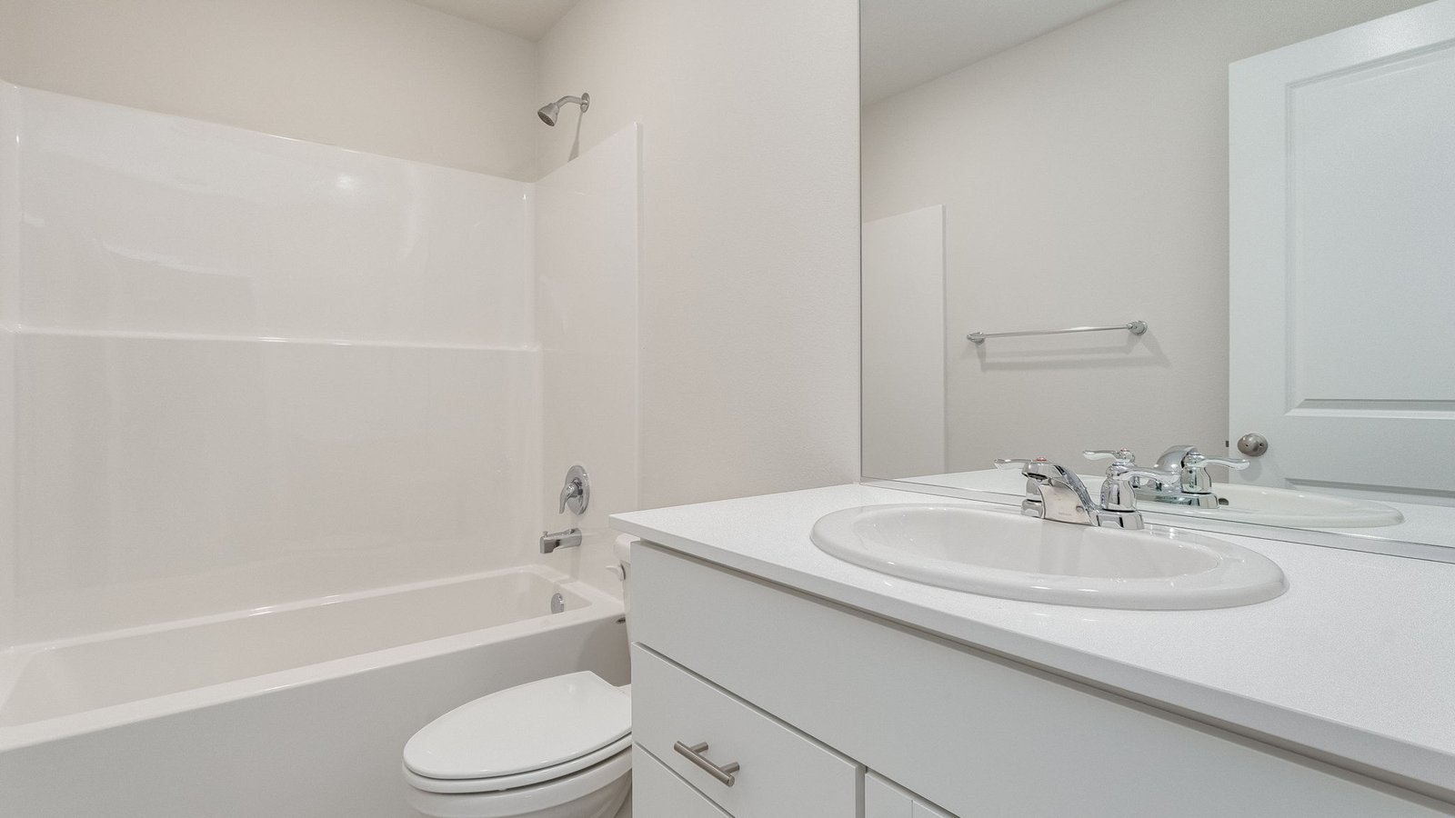 Hall bathroom with combination tub/shower and quartz counters