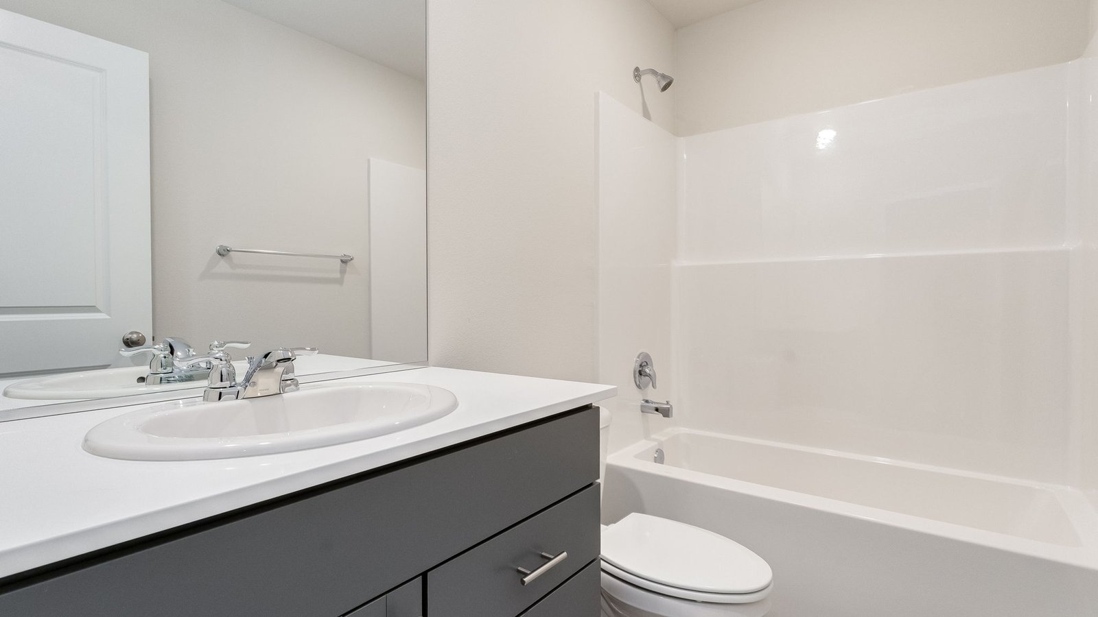 Hall bathroom with combination tub/shower and quartz counters