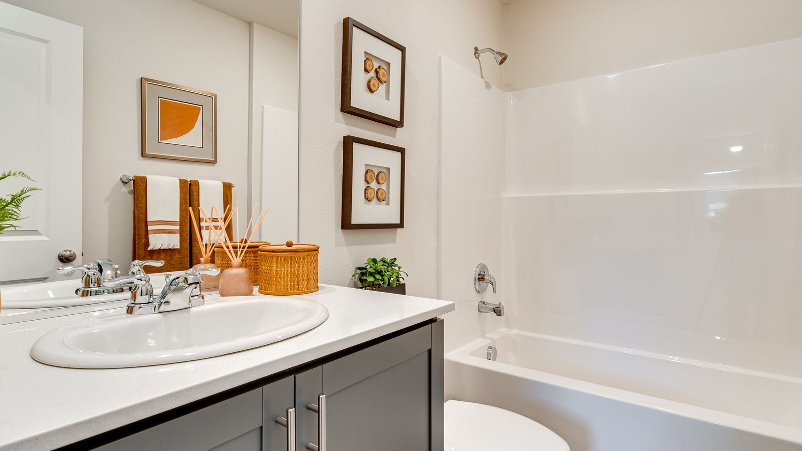 Hall bathroom with combination tub/shower and quartz counters