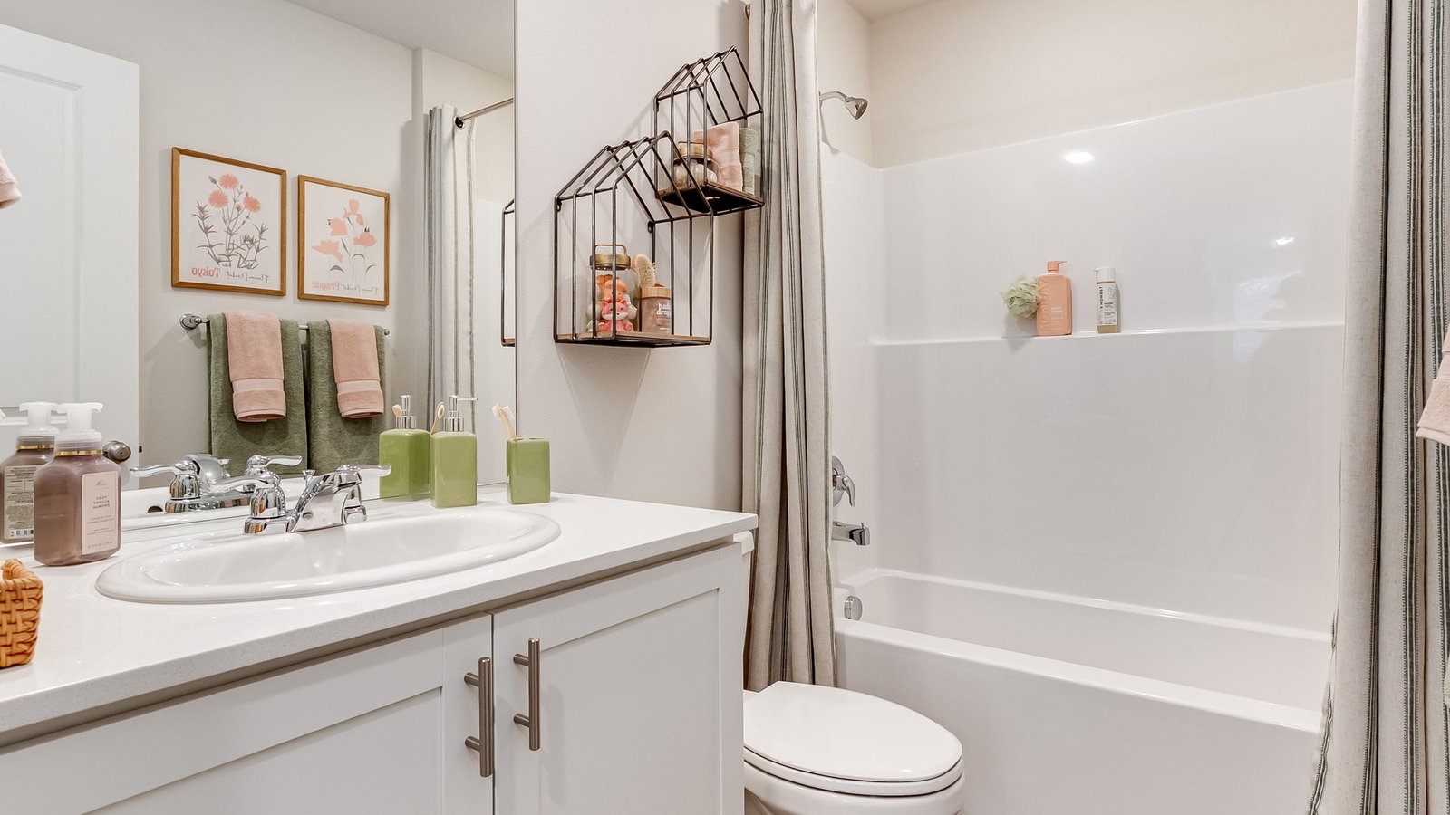 Hall bathroom with combination tub/shower and quartz counters
