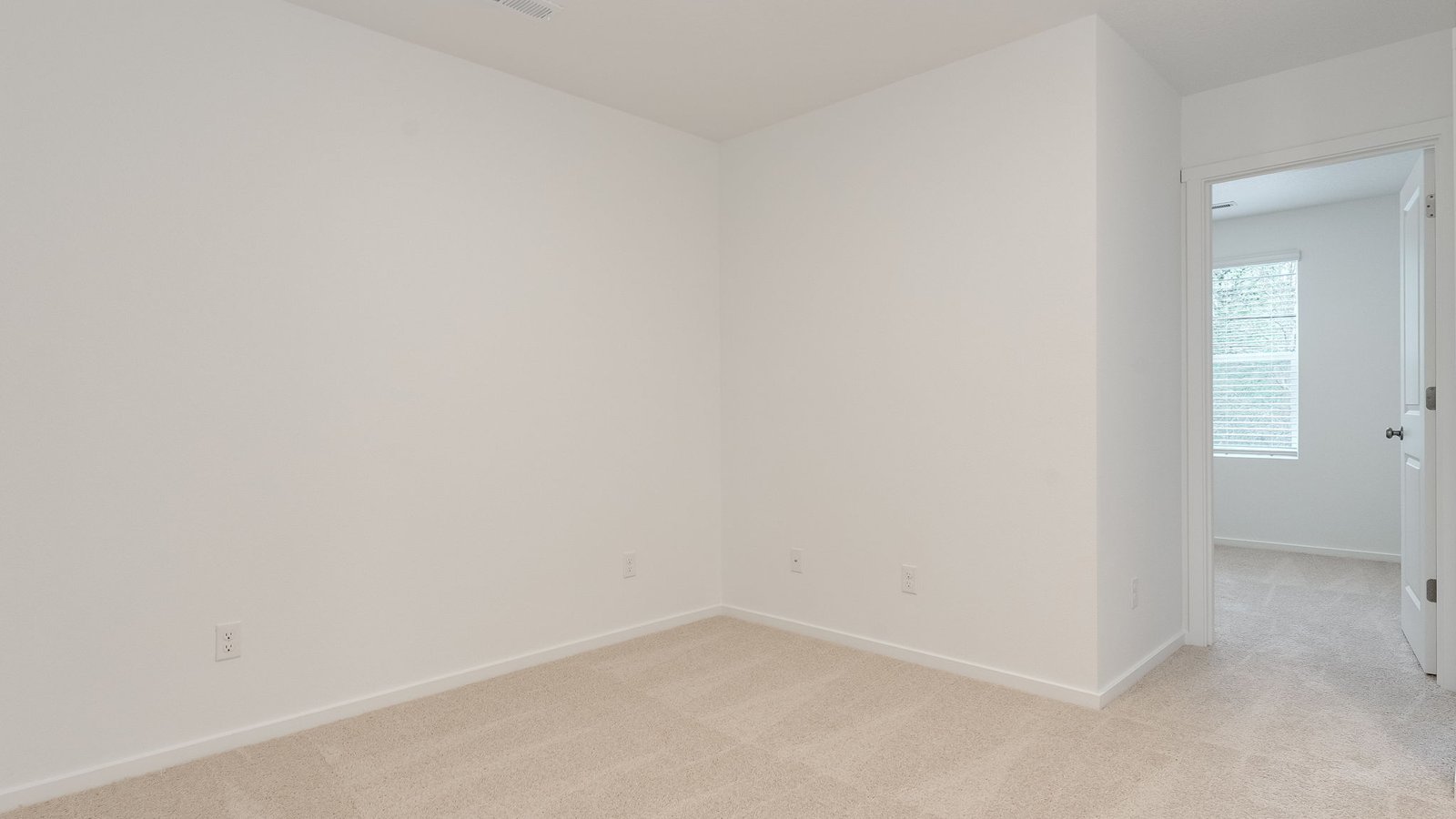 Loft area wall-to-wall carpet