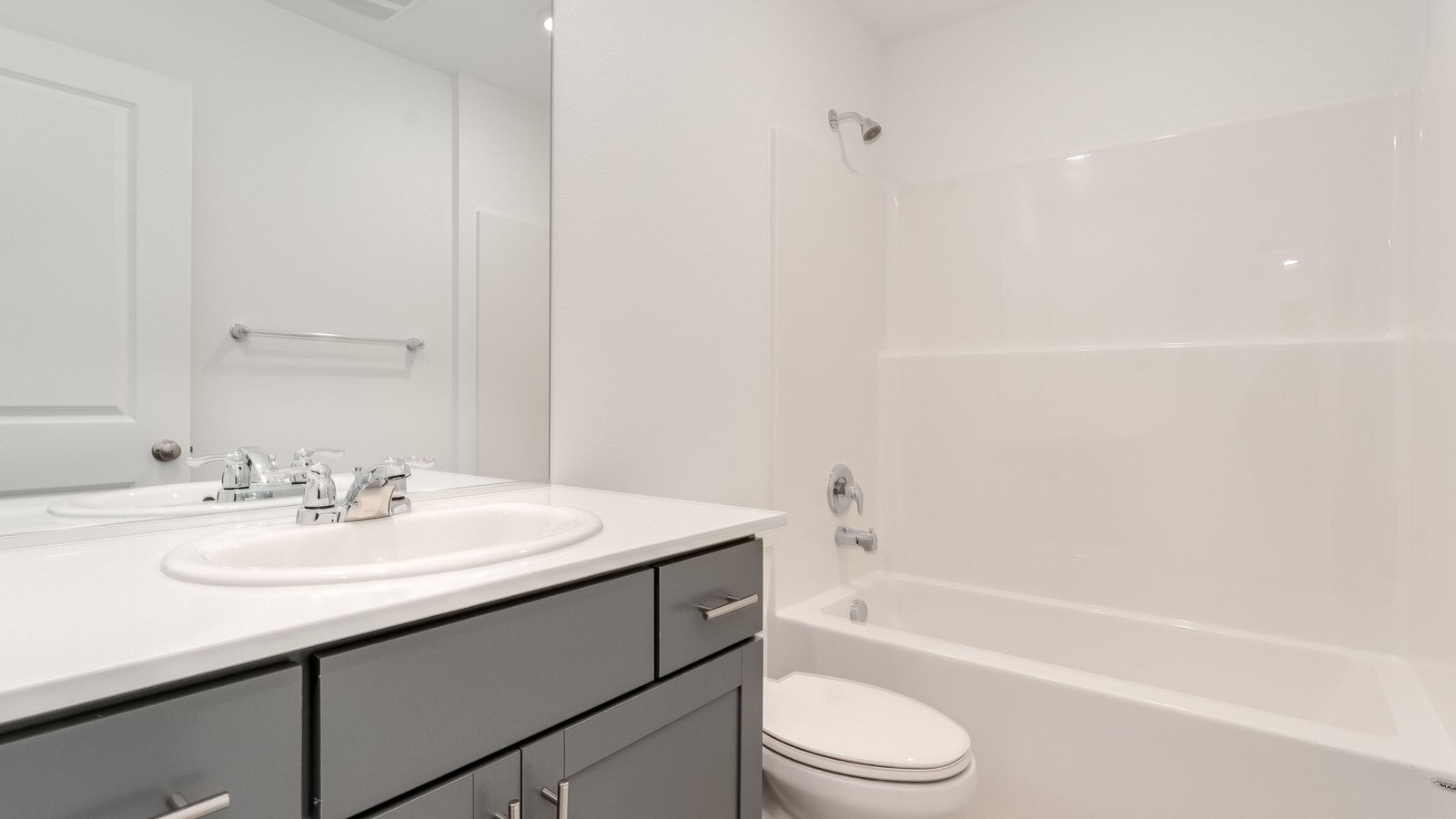 Hall bathroom with combination tub/shower and quartz counters