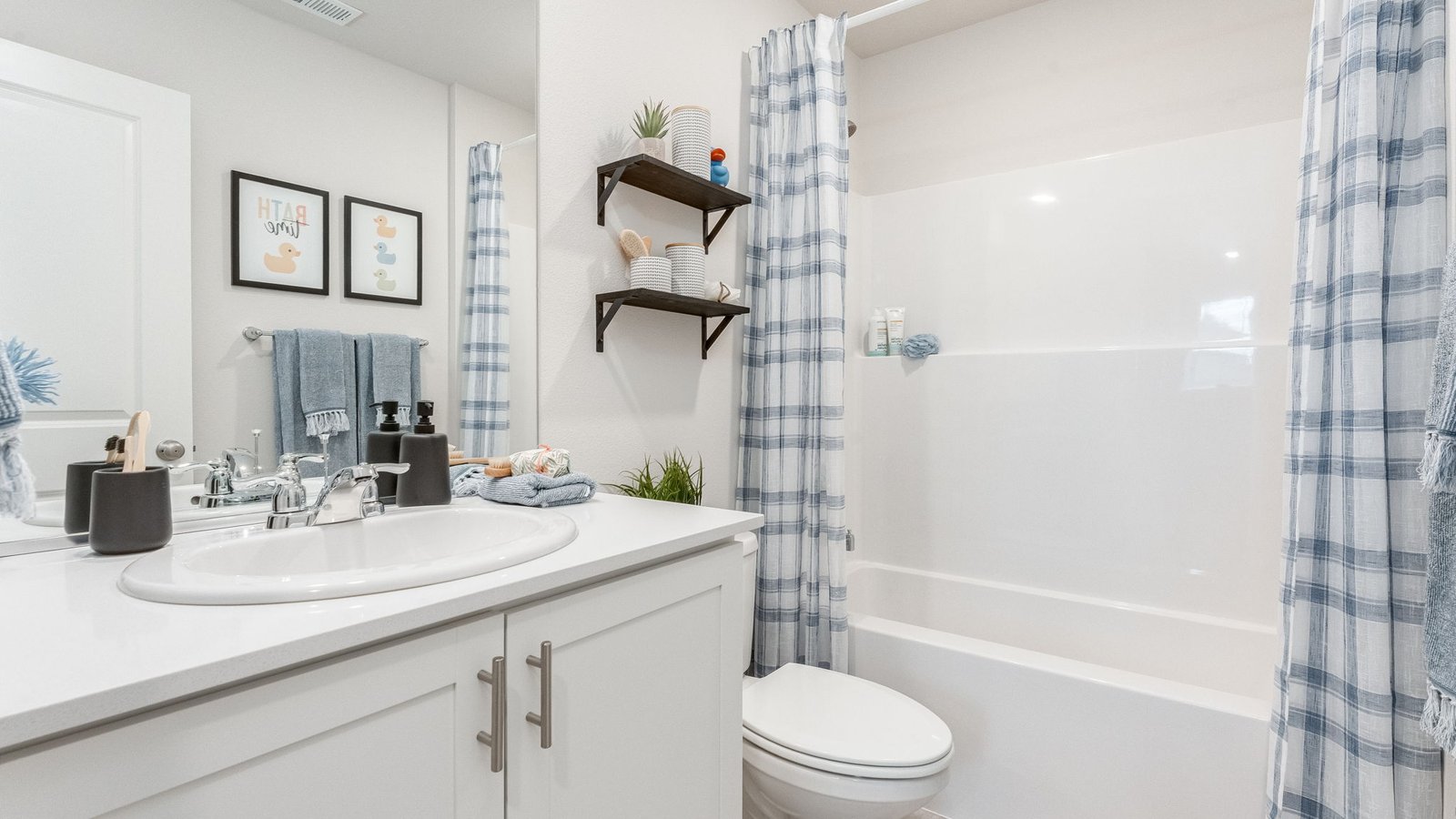 Hall bathroom with combination tub/shower and quartz counters
