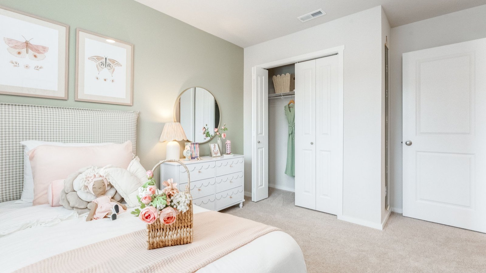 Bedroom with wall-to-wall carpet and a closet