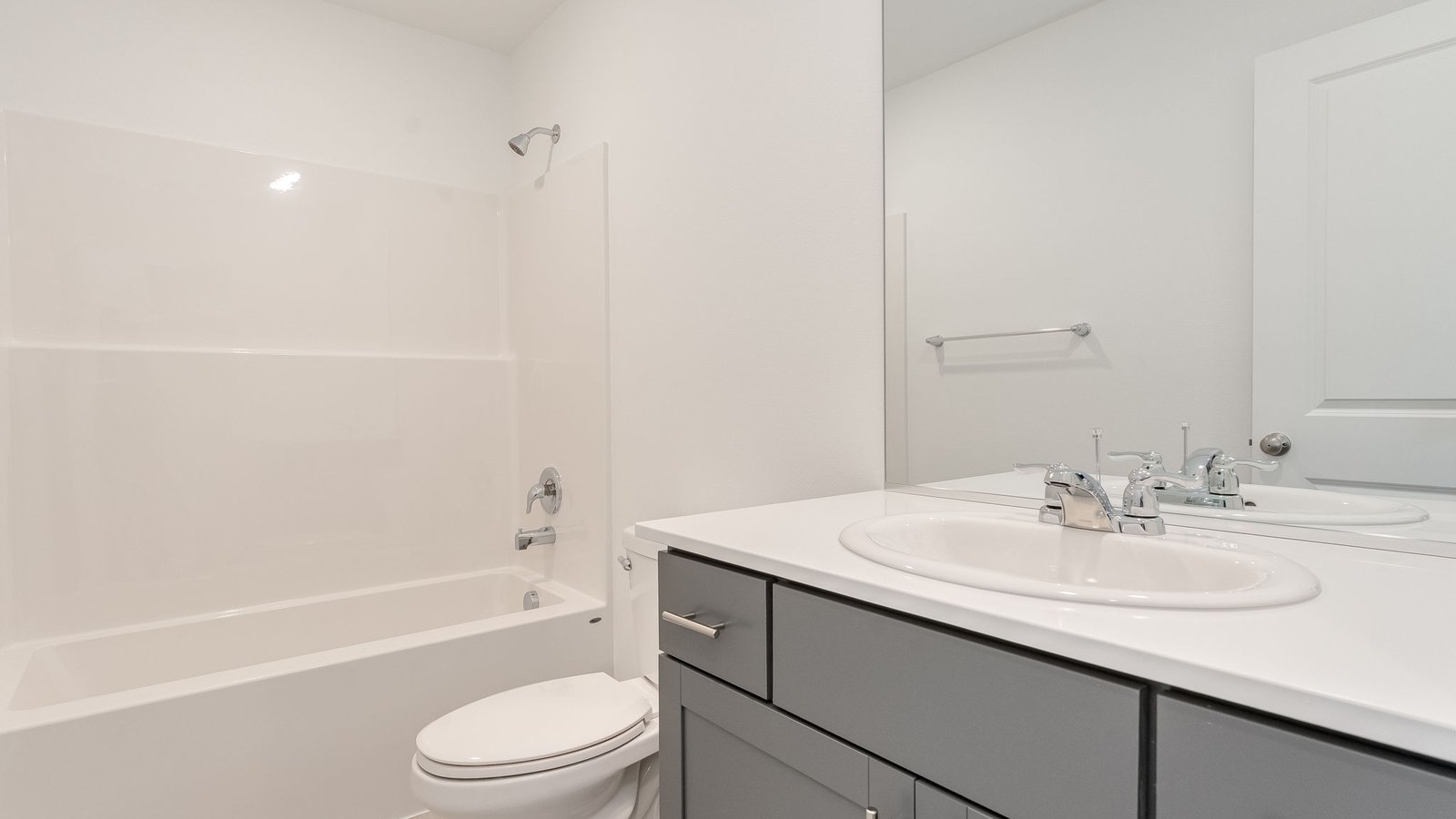 Hall bathroom with combination tub/shower and quartz counters