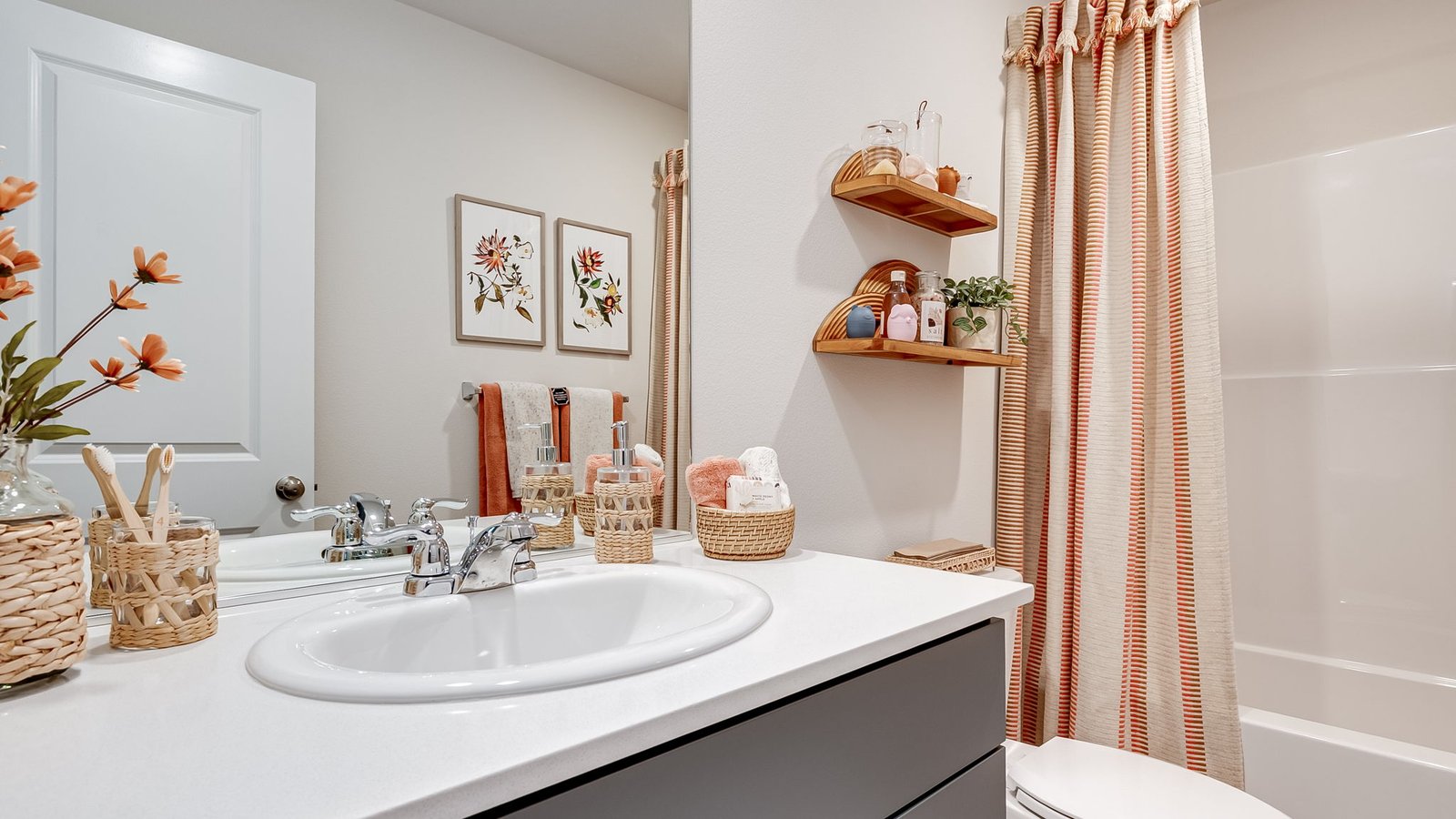 Hall bathroom with combination tub/shower and quartz counters
