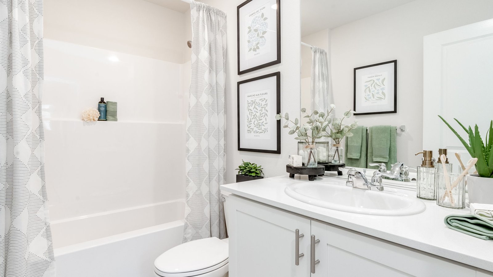 Hall bathroom with combination tub/shower and quartz counters