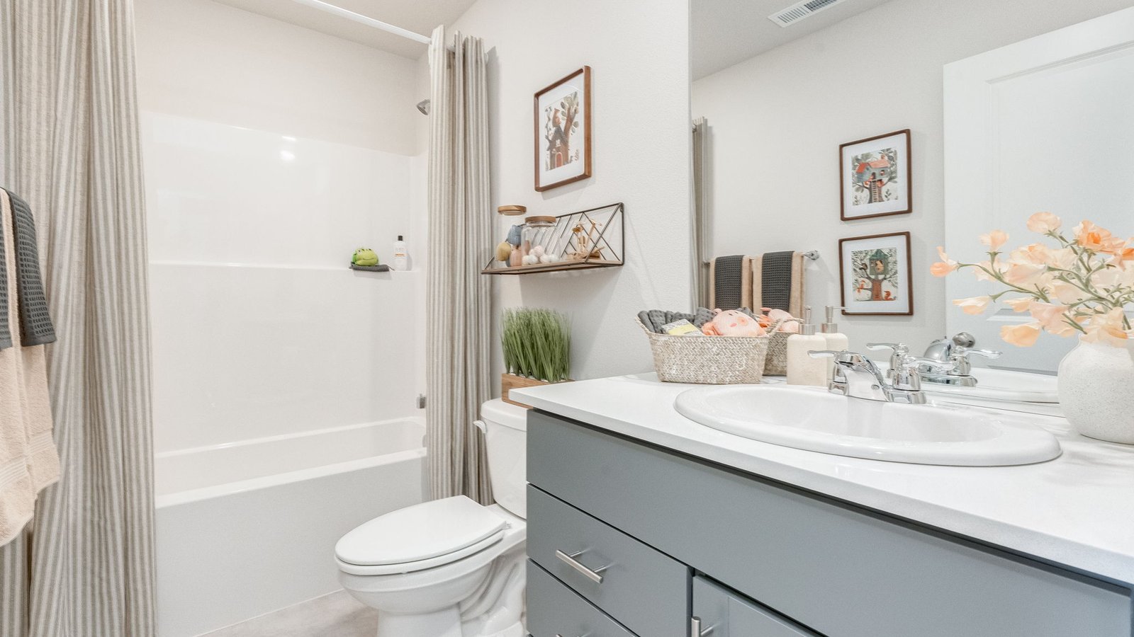 Hall bathroom with combination tub/shower and quartz counters
