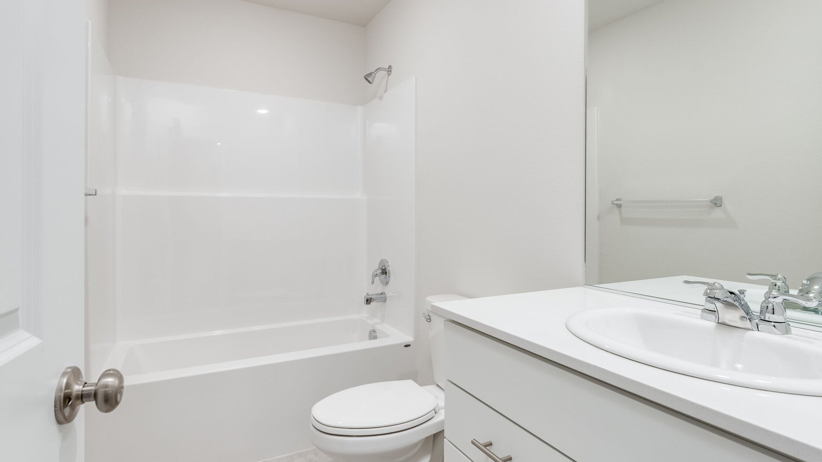 Hall bathroom with combination tub/shower and quartz counters