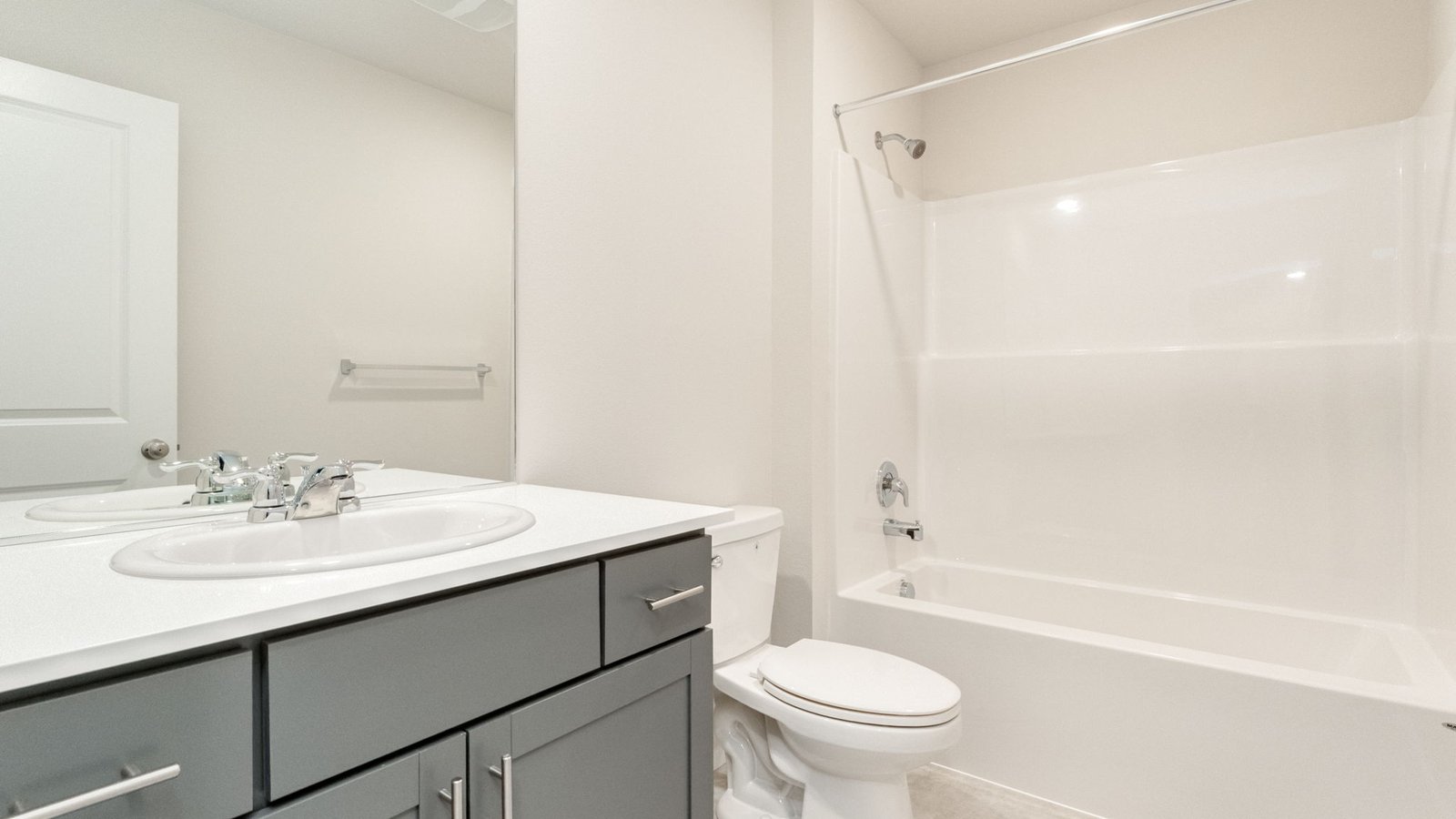 Hall bathroom with combination tub/shower and quartz counters