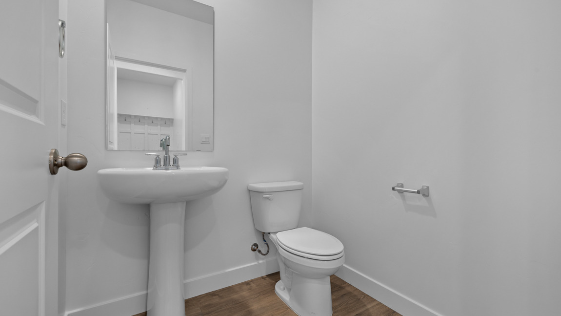 Powder bah with pedestal sink