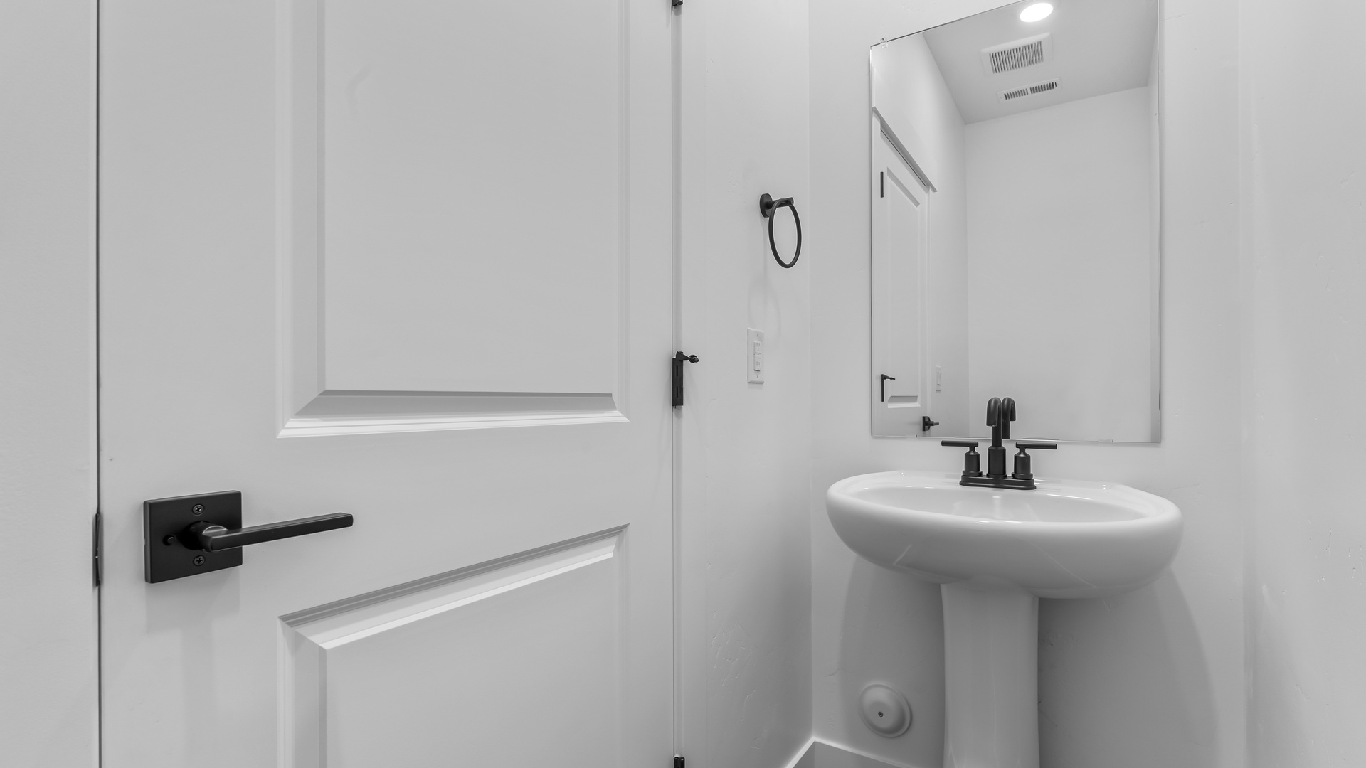 Powder bath with pedestal sink