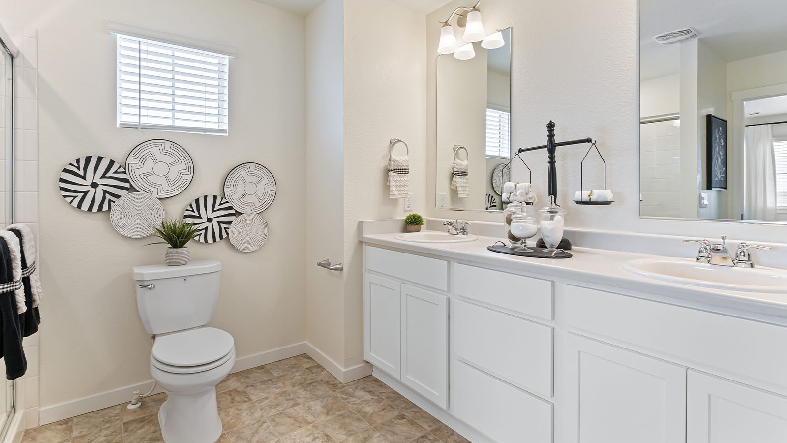 Alamosa plan in Horizon Uptown includes a private bath in primary ensuite with large double sink vanity and step-in shower