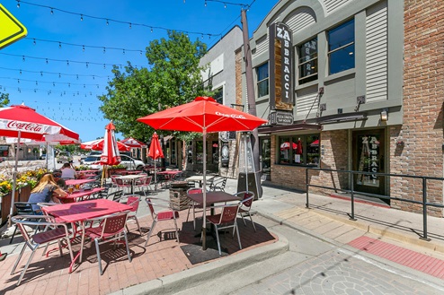Restaurant and tap house serving pizza, pasta and sandwiches with sunny outdoor seating located in Castle Rock Colorado