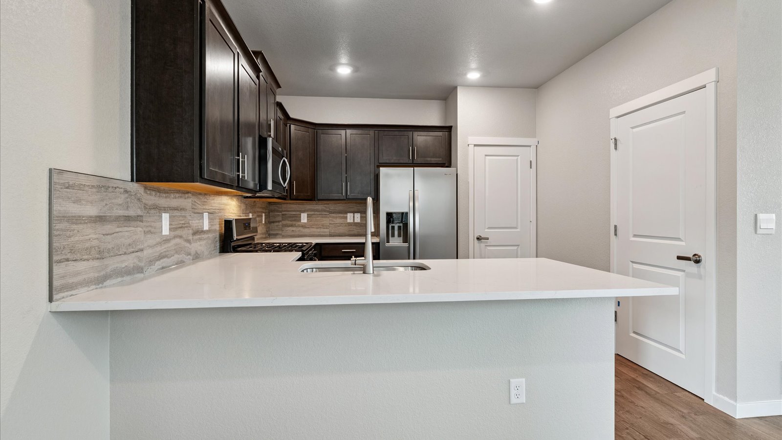 new home with kitchen bar