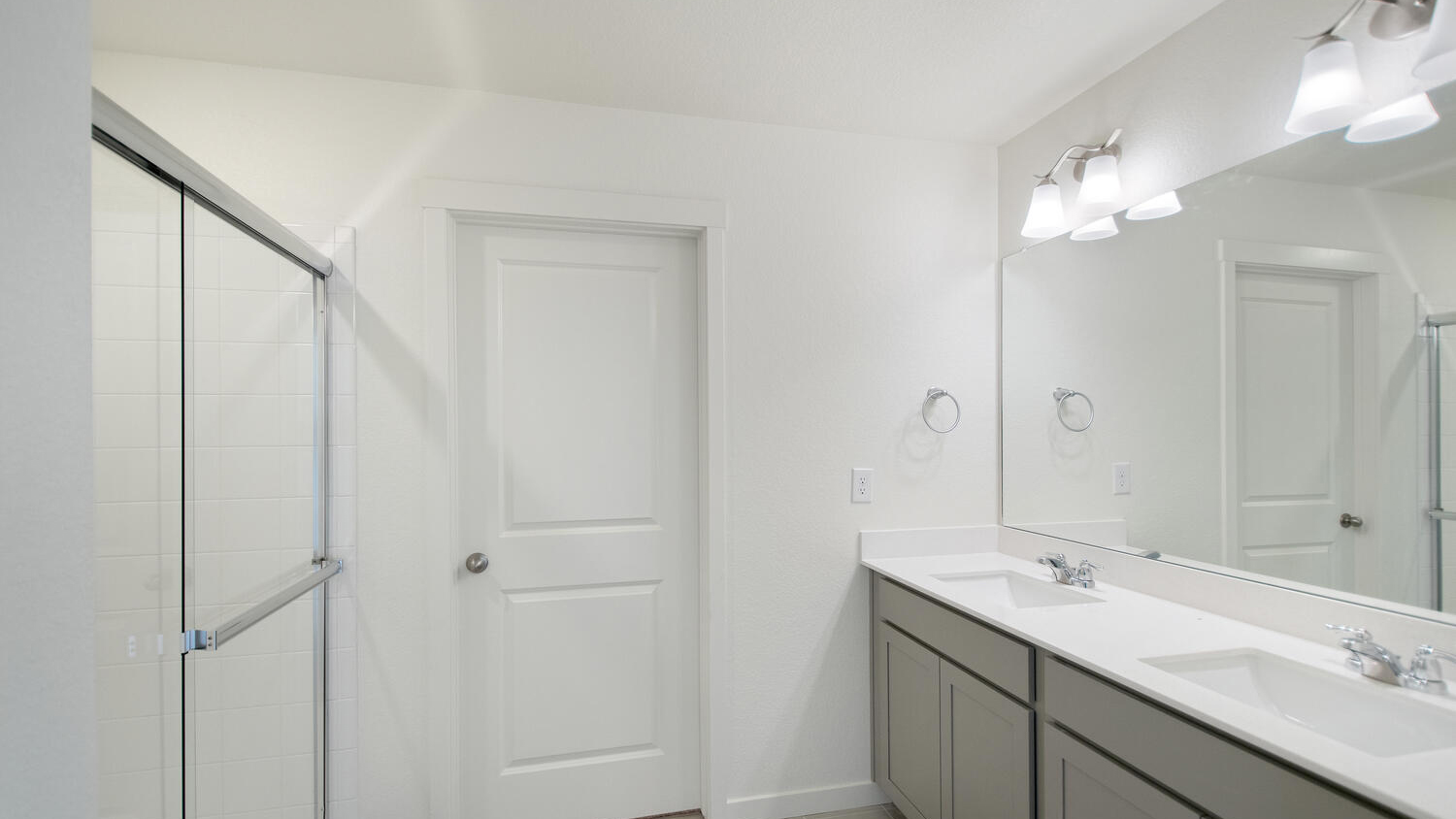 Secondary bathroom in new pine floor plan
