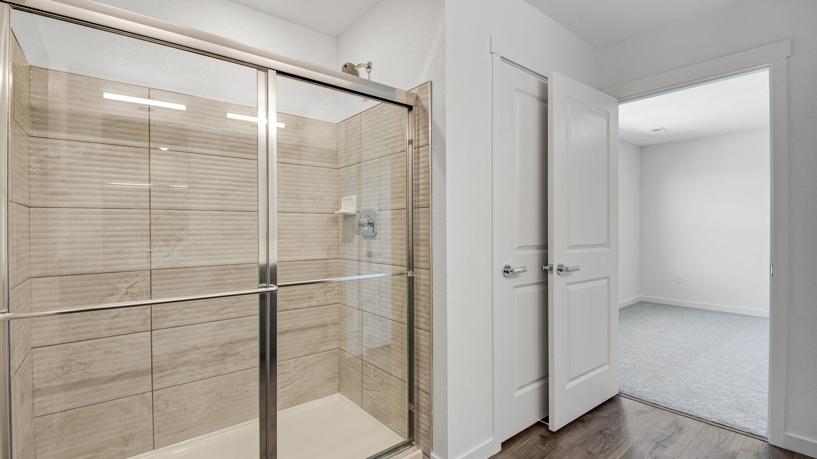 ensuite bath with walk in shower