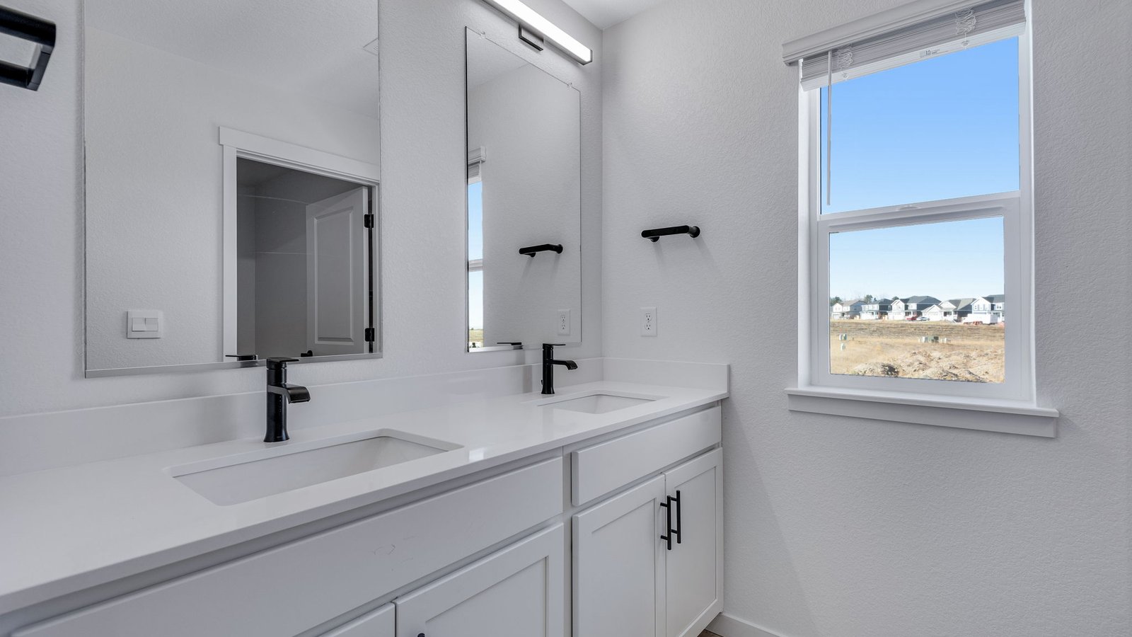 Dual vanity bathroom in Henley floor plan