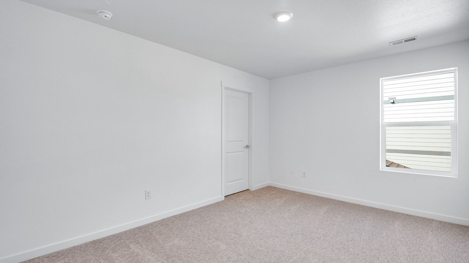 Spacious secondary bedroom in new home in Parker Colorado