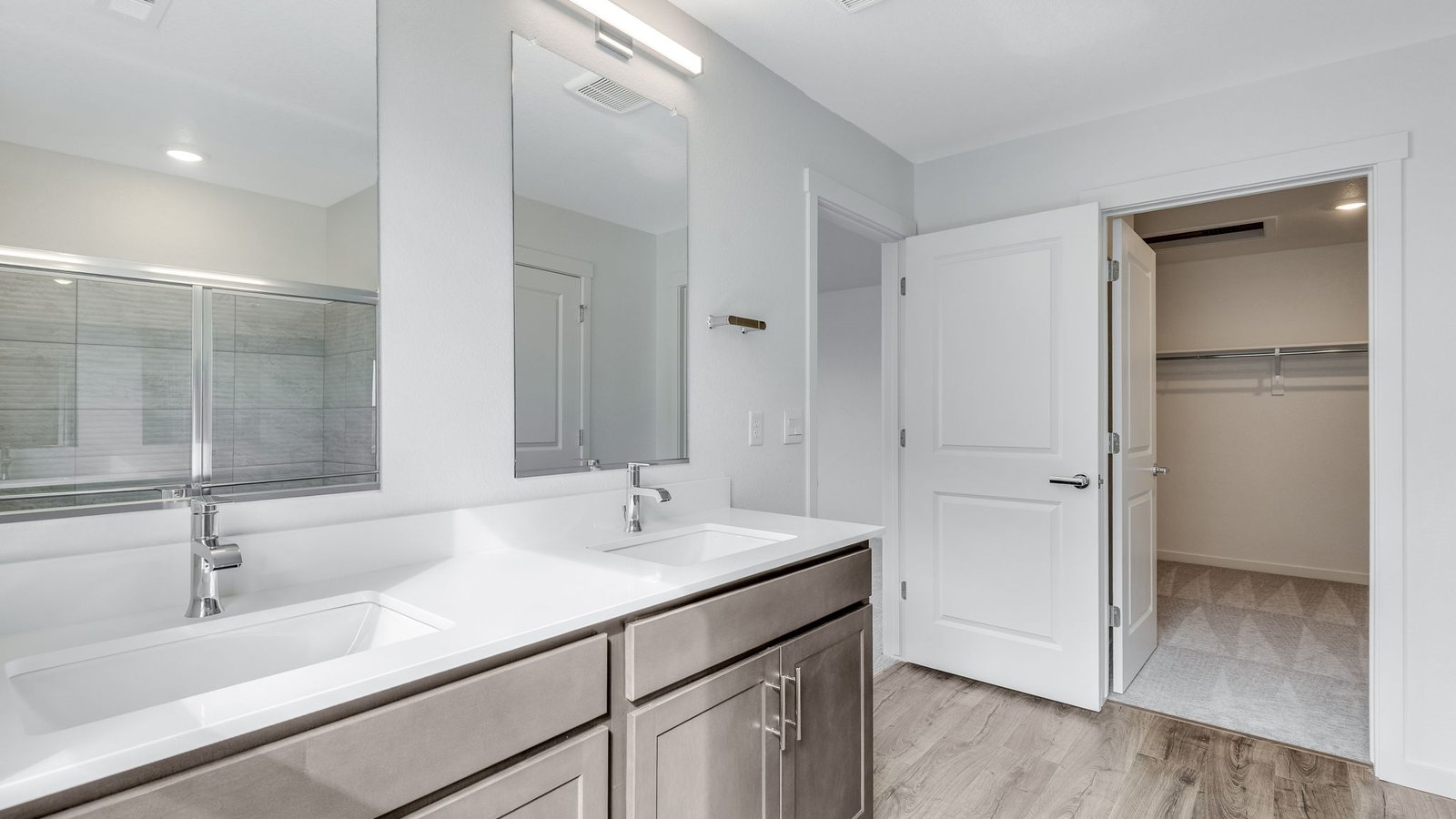 Bathroom with clean lines and everyday convenience in mind