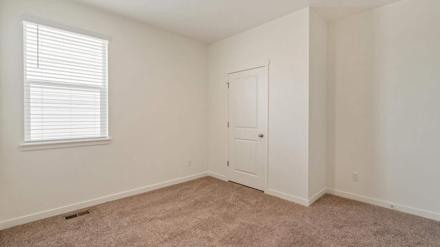 Additional bedroom with carpeting and its own closet