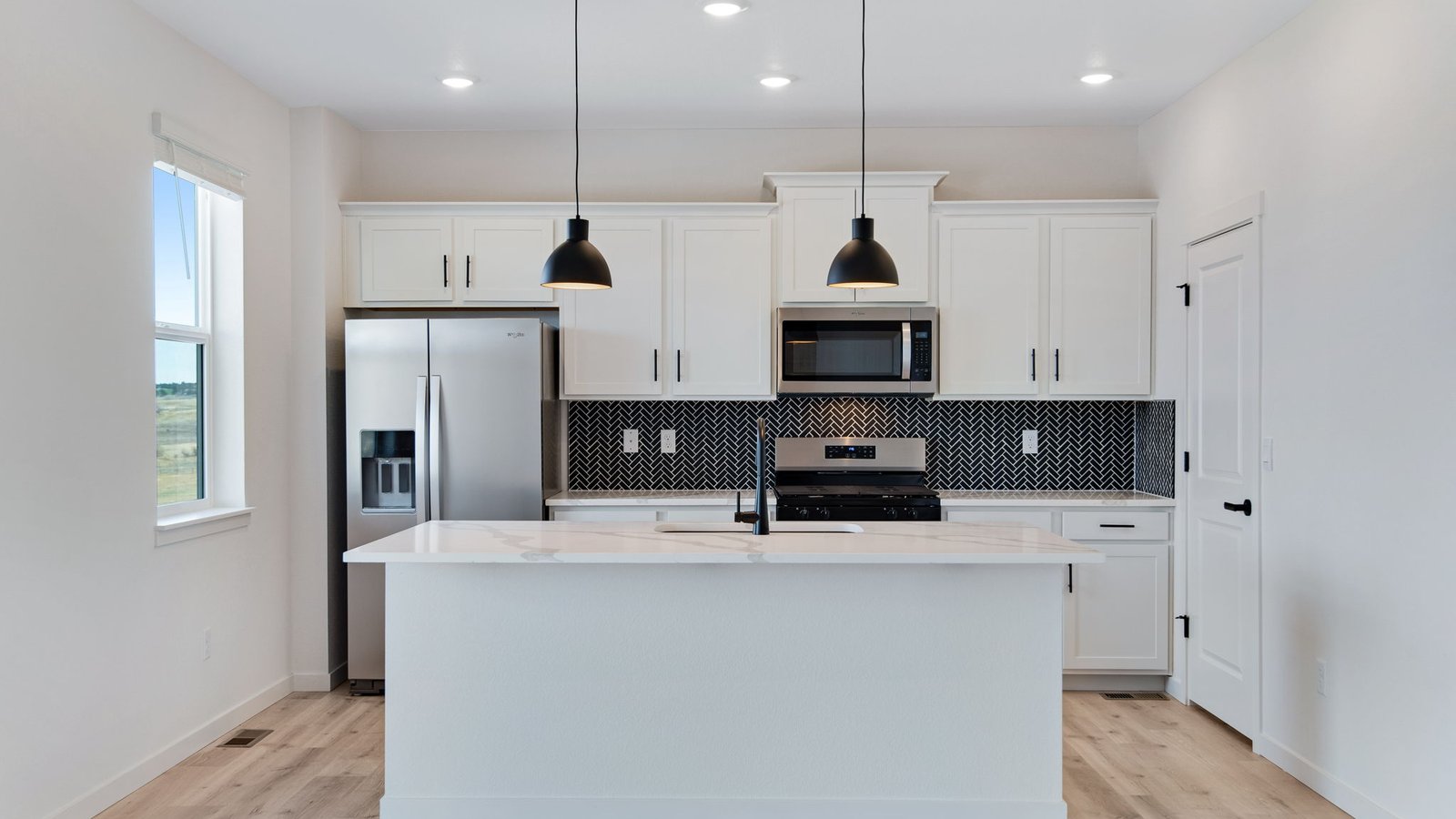 Spacious Kitchen island perfect for entertainment