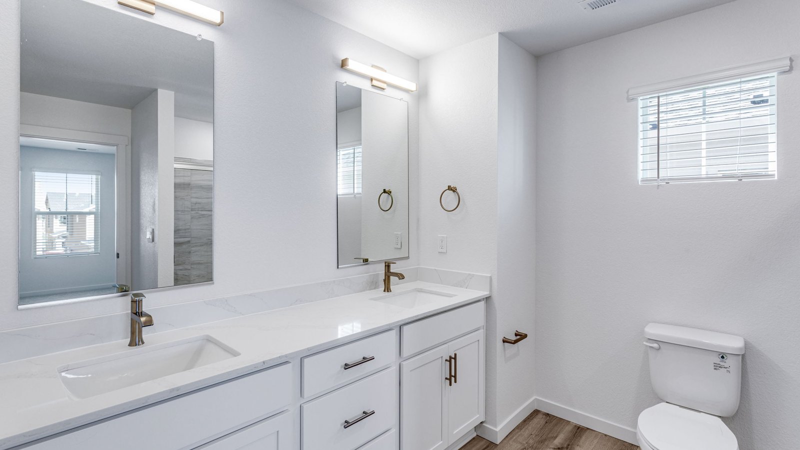 Private attached bathroom with dual vanity sinks in new home at Horizon Uptown