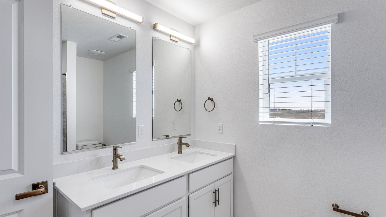Secondary bathroom with dual vanity sinks in new aurora colorado home