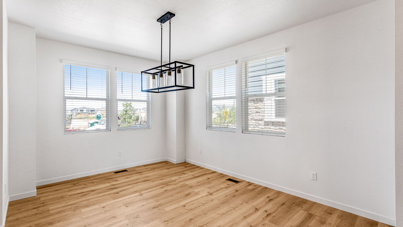Dining room space in Elbert floor plan new home in Aurora Colorado