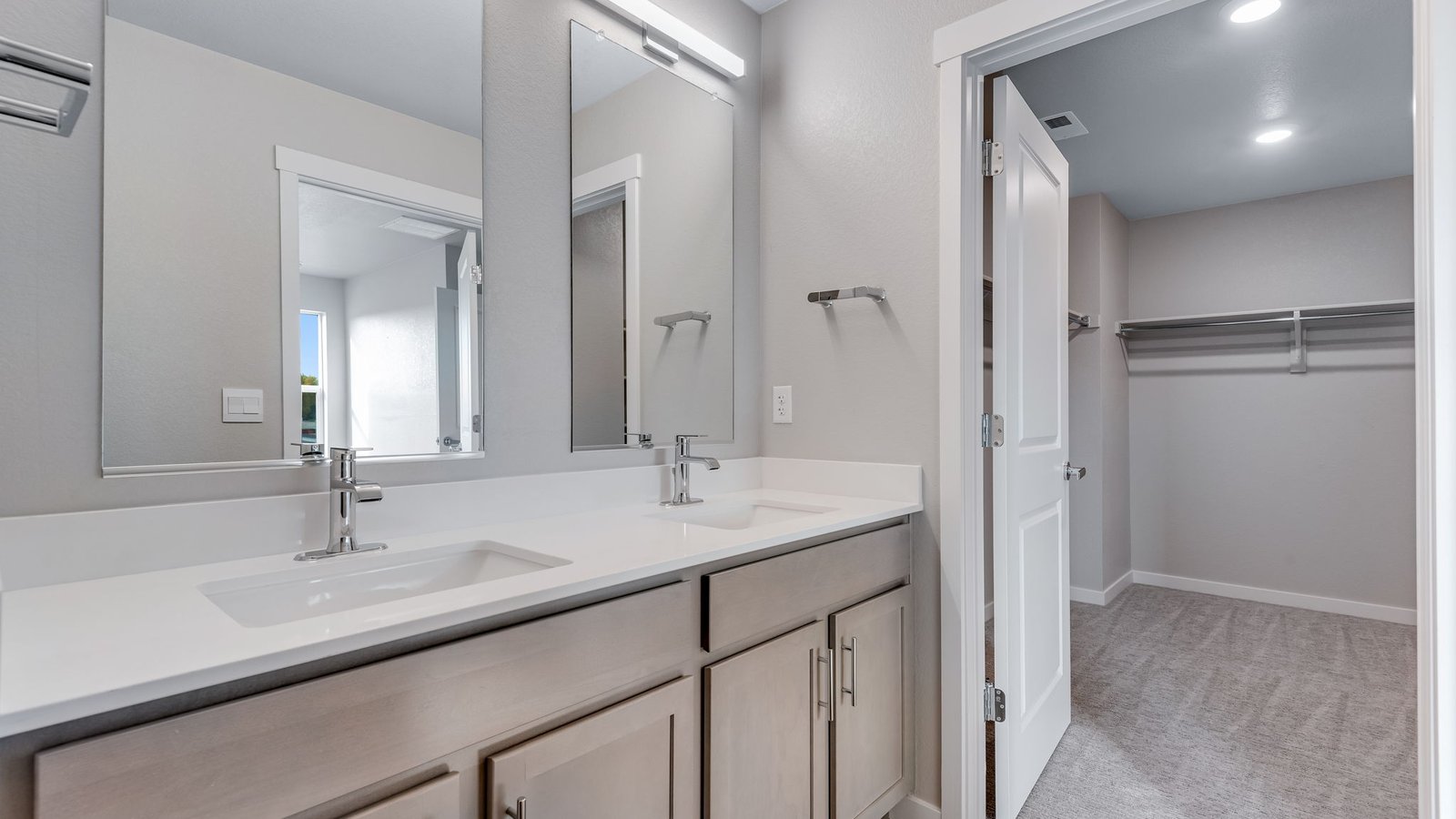Main bathroom with walk in closet