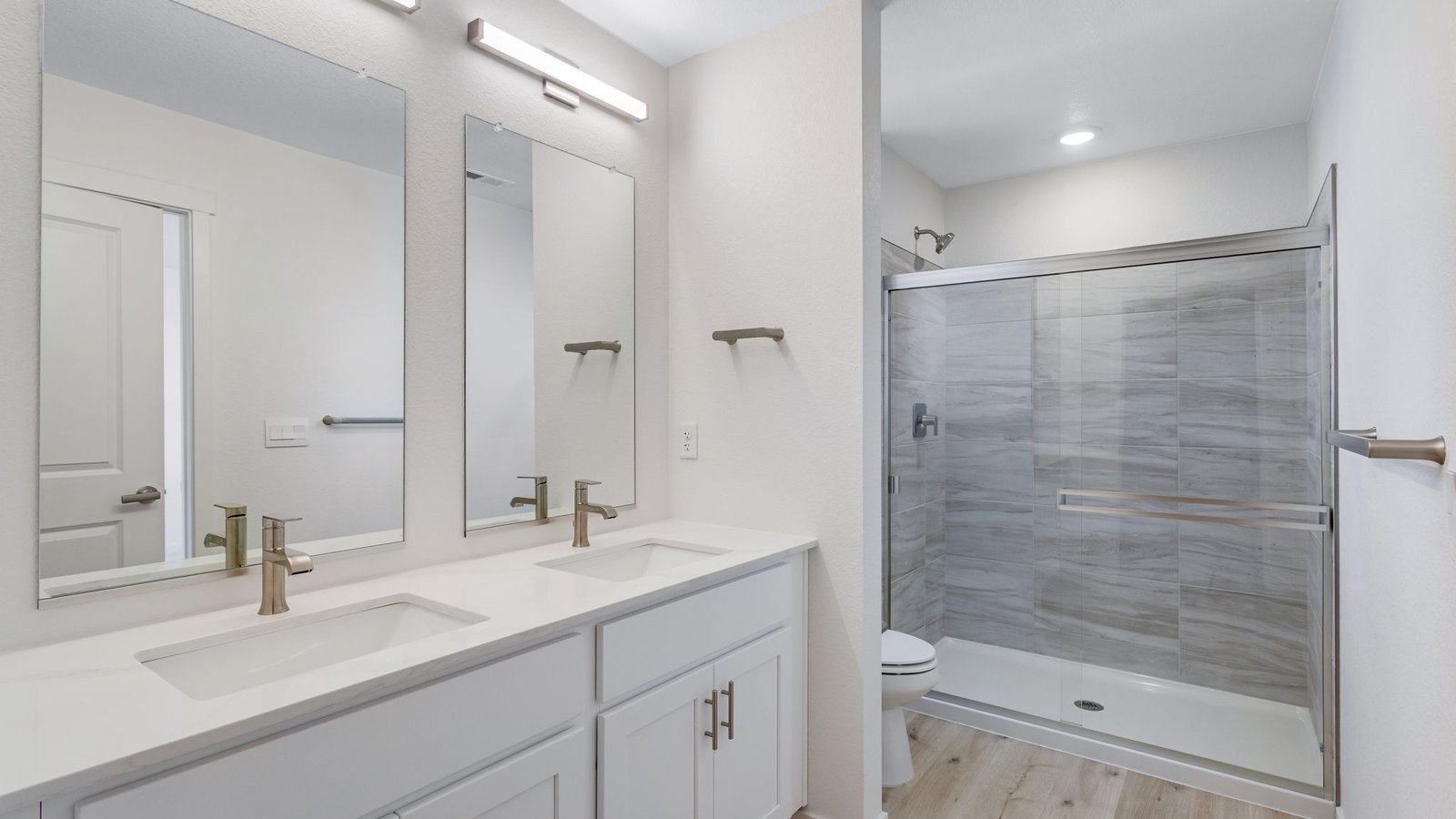 Private attached bathroom with dual sink vanity in new D.R. Horton home in Aurora, Colorado