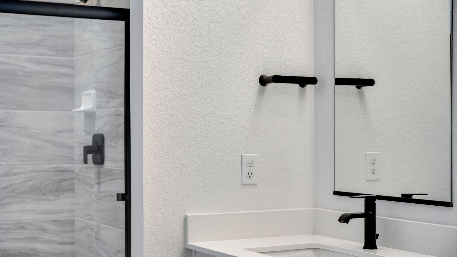 Ensuite bathroom in D.R. Horton home in Aurora