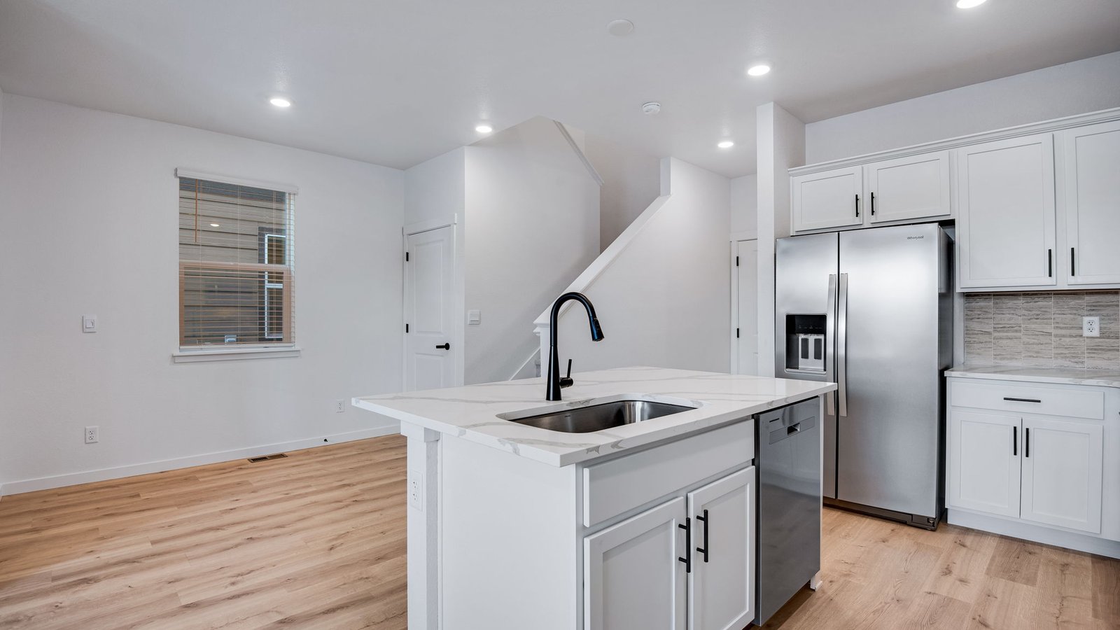 large island in kitchen