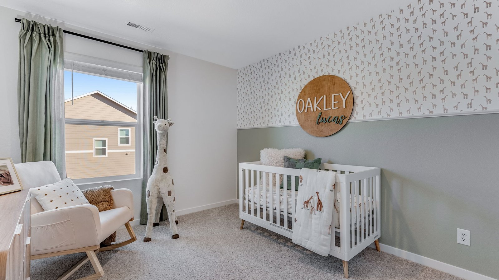 Bright secondary bedroom ideal for guests, family members, or a home office.