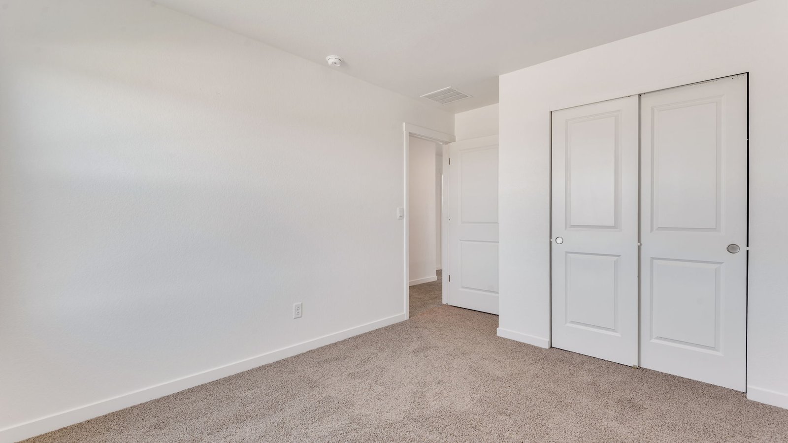 Secondary bedroom with natural light, spacious layout, and modern finishes.